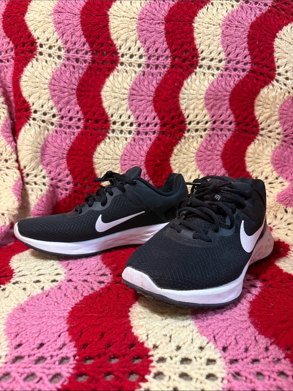 Nike 7.5 Women’s Wide Black and White Mesh Running Shoes